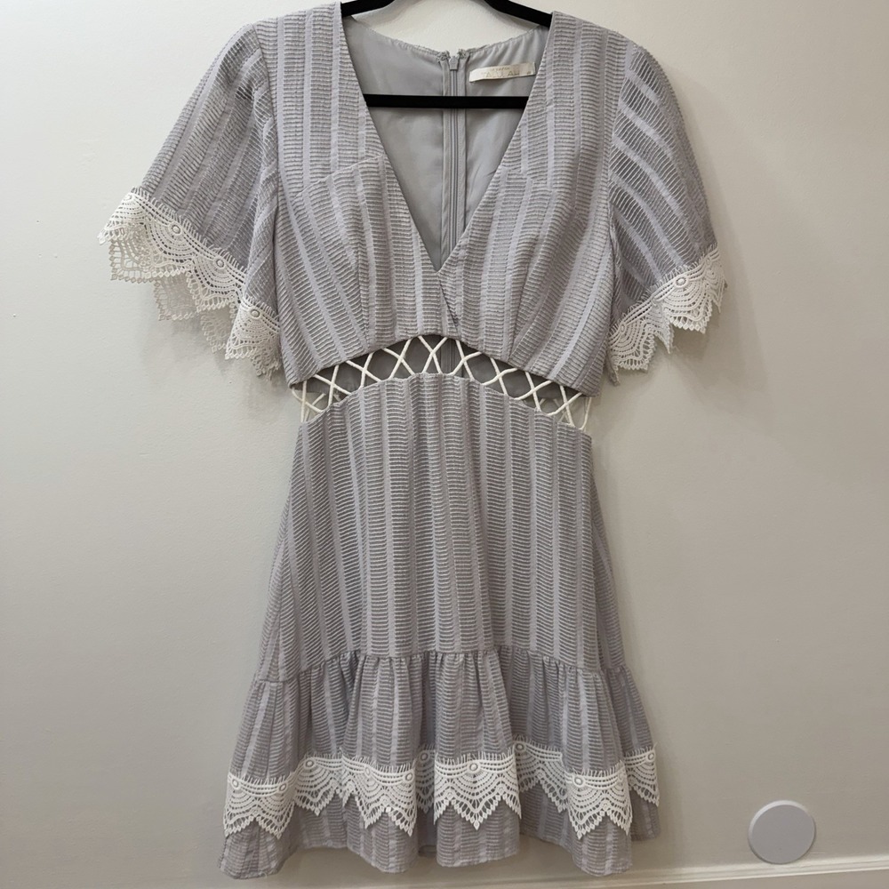 Talulah Dress‎ XS Cutouts Lace Detail Gray White Date Night Party V Neck
